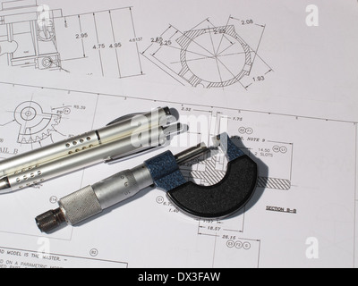 Une image montrant des stylos, et d'un micromètre pour des mesures de précision Banque D'Images