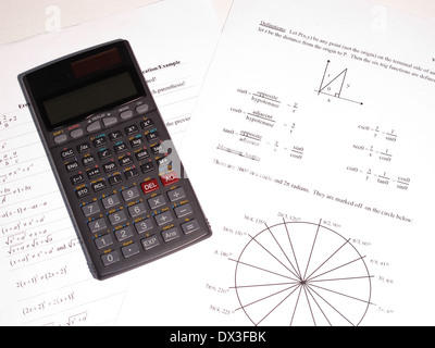 Une image d'une calculatrice avec quelques équations mathématiques Banque D'Images