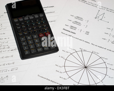 Une image d'une calculatrice avec quelques équations mathématiques Banque D'Images