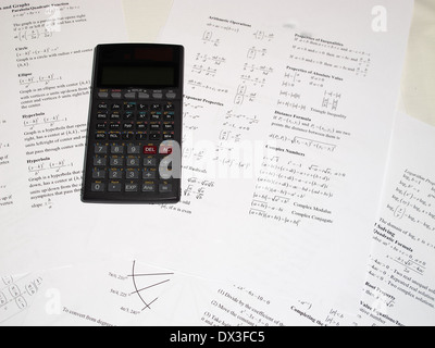 Une image d'une calculatrice avec quelques équations mathématiques Banque D'Images