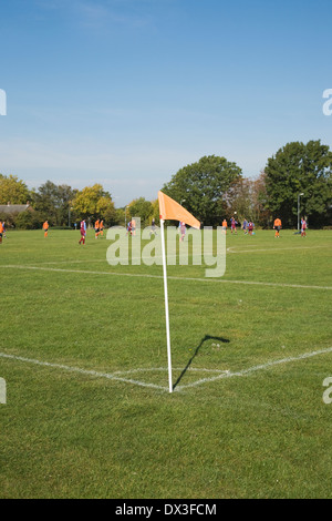 La ligue de football amateur jeu avec l'accent sur le poteau de coin et les joueurs de plus en plus floue dans l'arrière-plan, Banque D'Images