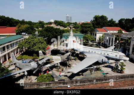 Avion de transport vietnamiens capturés et avions américains et d'hélicoptère dans le musée d'histoire militaire, au Vietnam, en Asie du sud-est Banque D'Images