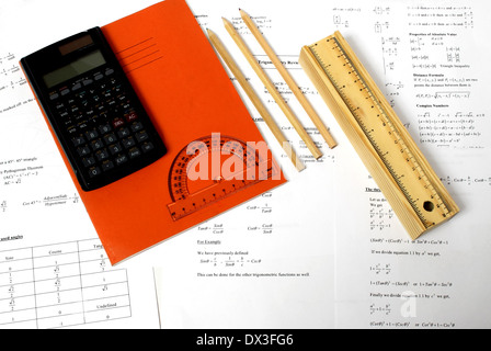 Une image montrant une calculatrice, un livre et une trousse avec quelques crayons Banque D'Images