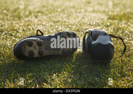 Chaussures de foot sur un terrain de football,frosty Winter Morning Sunrise Banque D'Images