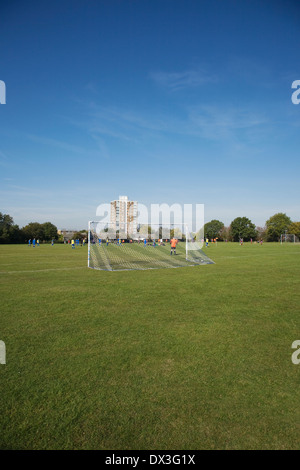 Vue de derrière l'objectif à un match de la ligue de football amateur Banque D'Images