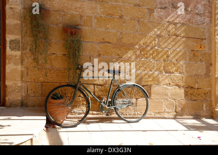 Vieux Vélo à Provenzani Masseria, une ferme reconvertie dans les Pouilles, Italie, pays désormais Chambre d'hôtel. Banque D'Images