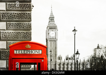 Une cabine téléphonique dans le premier plan avec le Big Ben derrière. Banque D'Images