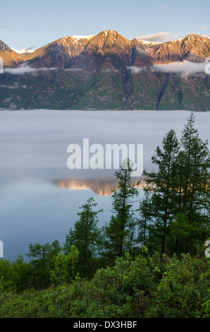 Altyn trop Ridge et Teletskoe au lever du soleil lac l'Altaï Sibérie Russie Banque D'Images