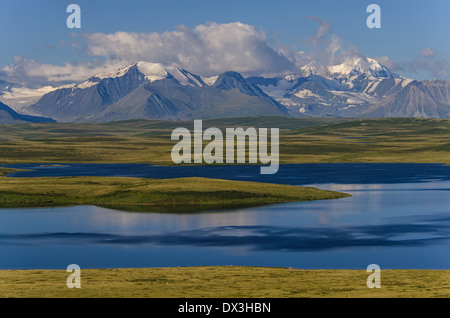 Kaldzhin-Kol Lake et le Sud de la crête de l'Altaï. Le Plateau Ukok Sibérie Russie Banque D'Images