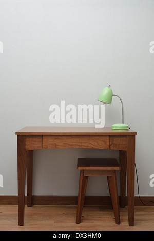 Table marron en bois avec une lampe dans la chambre Banque D'Images