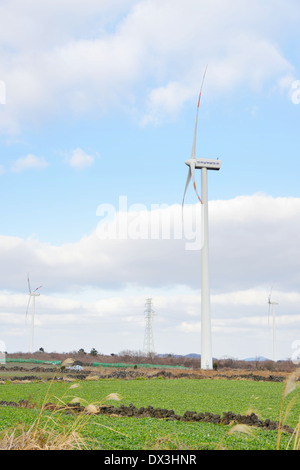 Générateur de puissance Eletric Wind Turbine sur un ciel nuageux Banque D'Images