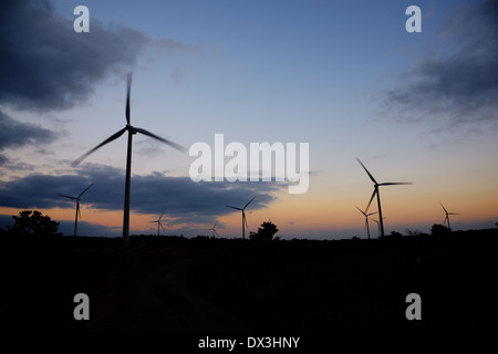 Générateur de puissance Eletric Wind Turbine sur un ciel nuageux Banque D'Images