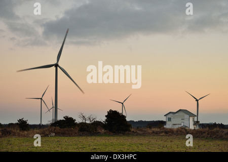 Générateur de puissance Eletric Wind Turbine sur un ciel nuageux Banque D'Images