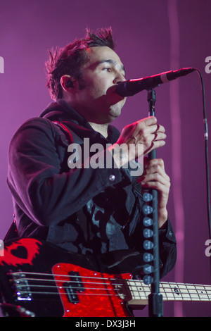 Fall Out Boy Performing Live at Manchester Arena U 4 téléphones, 17 mars 2014 Banque D'Images