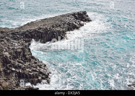 Colonnes basaltiques de la côte en commun dans l'île de Jéju JungMun Banque D'Images