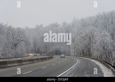 La conduite sur l'autoroute de l'hiver neige Banque D'Images