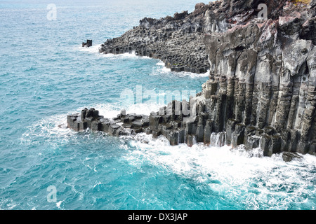 Colonnes basaltiques de la côte en commun dans l'île de Jéju JungMun Banque D'Images