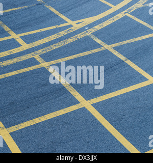 Signalisation - Double lignes jaunes Banque D'Images