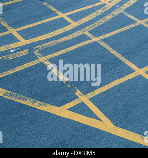 Signalisation - Double lignes jaunes Banque D'Images