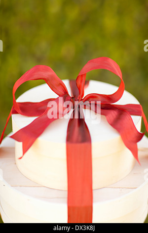 Ruban rouge autour de cadeaux boîte à chapeau, Close up, high angle view Banque D'Images