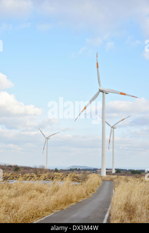 Générateur de puissance Eletric Wind Turbine sur un ciel nuageux Banque D'Images