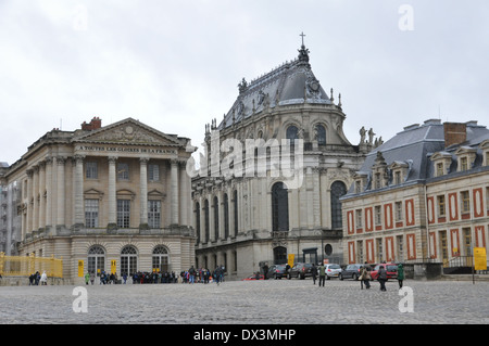 Avant-cour du château de Versailles, Versailles, Chapelle Royale et Banque D'Images