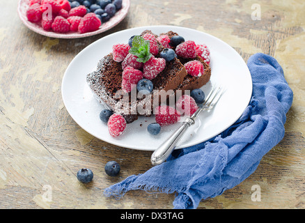 Gâteau au chocolat avec des petits fruits d'été. Banque D'Images