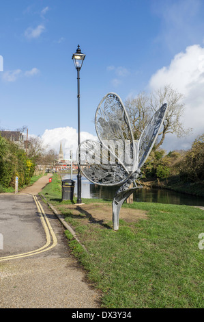 Sculpture en acier d'un papillon par Steve Tomlinson à côté du canal de Chichester dans le West Sussex England UK Banque D'Images