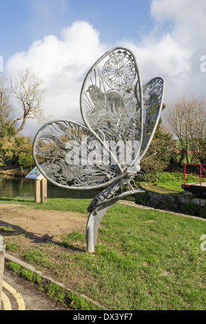 Sculpture en acier d'un papillon par Steve Tomlinson à côté du canal de Chichester dans le West Sussex England UK Banque D'Images