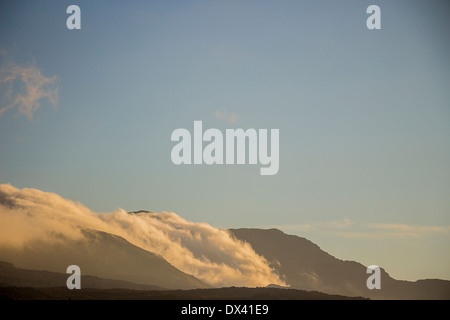 Nuages roulant sur une montagne en fin d'après-midi Banque D'Images