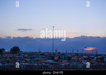 Gugulethu township pendant une nuit sombre et nuageux coucher du soleil Banque D'Images