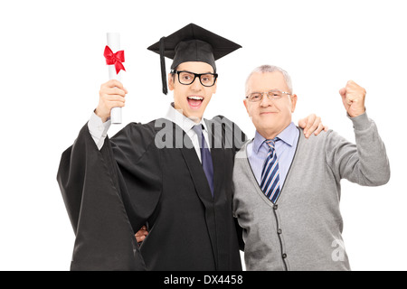 Jeune homme et son père célébrant l'obtention du diplôme