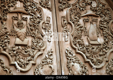 La porte en bois, Cathédrale de Manille, Beaterio, Intramuros, Manille, Philippines. Banque D'Images