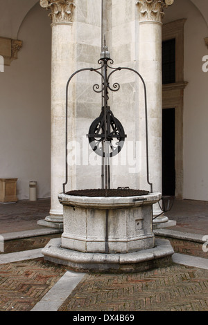 Bien de l'eau médiéval dans un cloître Banque D'Images