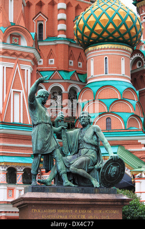 Monument de minine et Pojarski en face de la cathédrale Saint-Basile à Moscou, Russie Banque D'Images