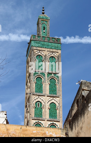 Sol carrelé vert minaret de la Mosquée Sidi Ahmed Tijani à Fes, Maroc Banque D'Images