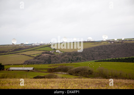 Récepteur satellite du GCHQ plats installations près de Bude, Cornwall, Angleterre Banque D'Images