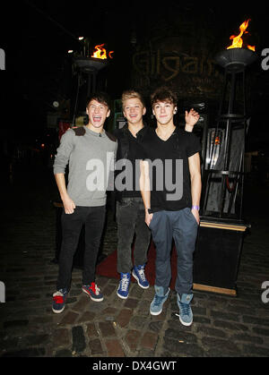 De gauche à droite : Michael Parsons, Greg West, district de Ferrari-Lane dan3 aka District 3, de X Factor, à Gilgamesh restaurant à Camden. Londres, Angleterre - 18.10.12 Où : London, Royaume-Uni Quand : 18 Oct 2012 Banque D'Images