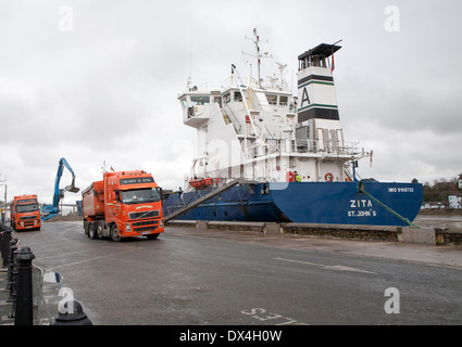 Le chargement des navires du vraquier Zita sur la rivière, Torrridge à quai à Bideford, North Devon, Angleterre Banque D'Images