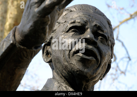 Londres, Angleterre, Royaume-Uni. Statue en bronze (Ian Walters, 2007), de Nelson Mandela à la place du Parlement. Banque D'Images