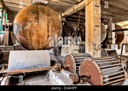 Machines abandonnées dans une ancienne usine à papier. Banque D'Images