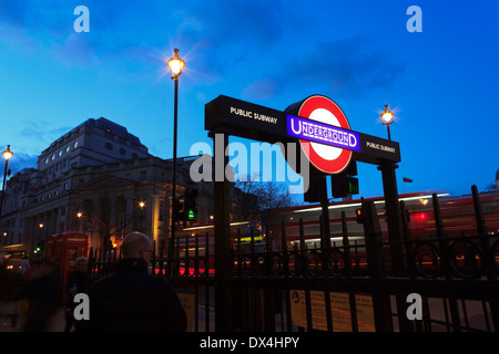 L'iconique London Underground tube signer allumé dans la soirée près de Trafalgar square. Banque D'Images