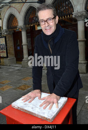 Rupert Everett est honoré d'un moulage en bronze de ses empreintes de mains en dehors de la Gaiety Theatre avec : Rupert Everett où : Banque D'Images