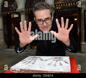 Rupert Everett est honoré d'un moulage en bronze de ses empreintes de mains en dehors de la Gaiety Theatre avec : Rupert Everett où : Banque D'Images