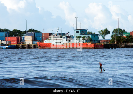 Scène de port avec un seul rameur, Apia, Samoa Banque D'Images