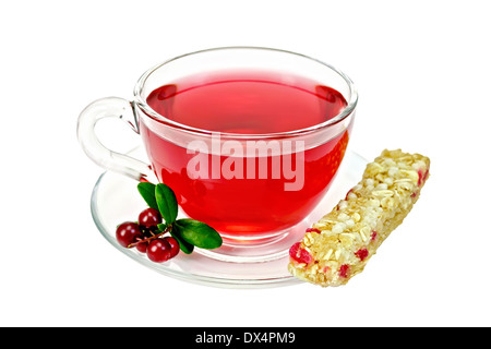 Du thé dans une tasse en verre, des petits fruits et feuilles vertes les canneberges, barre granola isolé sur fond blanc Banque D'Images