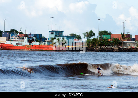 Scène de port avec surfer, Apia, Samoa Banque D'Images