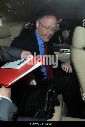 Directeur général de la BBC George Entwistle quatre feuilles Millbank sur son chemin d'assister à une session du comité spécial d'examiner le rôle de la BBC Jimmy Savile dans le scandale. Londres, Angleterre - 23.10.12 avec : Directeur général de la BBC George Entwistle Où : London, Royaume-Uni Quand : 23 Oct 2012 Banque D'Images