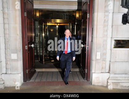 Directeur général de la BBC George Entwistle quatre feuilles Millbank sur son chemin d'assister à une session du comité spécial d'examiner le rôle de la BBC Jimmy Savile dans le scandale. Londres, Angleterre - 23.10.12 avec : Directeur général de la BBC George Entwistle Où : London, Royaume-Uni Quand : 23 Oct 2012 Banque D'Images