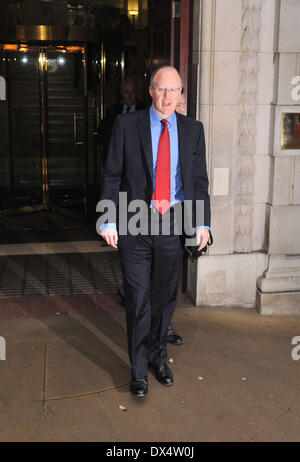 Directeur général de la BBC George Entwistle quatre feuilles Millbank sur son chemin d'assister à une session du comité spécial d'examiner le rôle de la BBC Jimmy Savile dans le scandale. Londres, Angleterre - 23.10.12 avec : Directeur général de la BBC George Entwistle Où : London, Royaume-Uni Quand : 23 Oct 2012 Banque D'Images